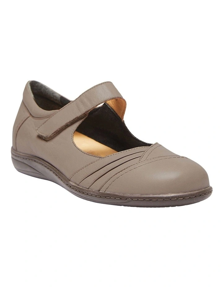 Larissa Flat Shoes in Taupe Glove