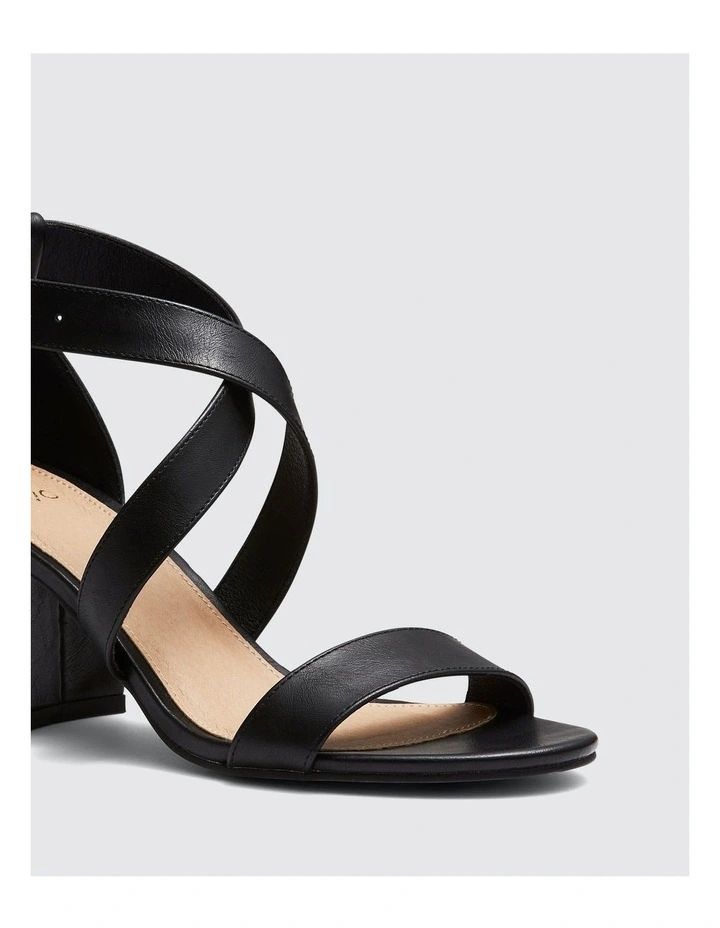 Universal Heels in Black