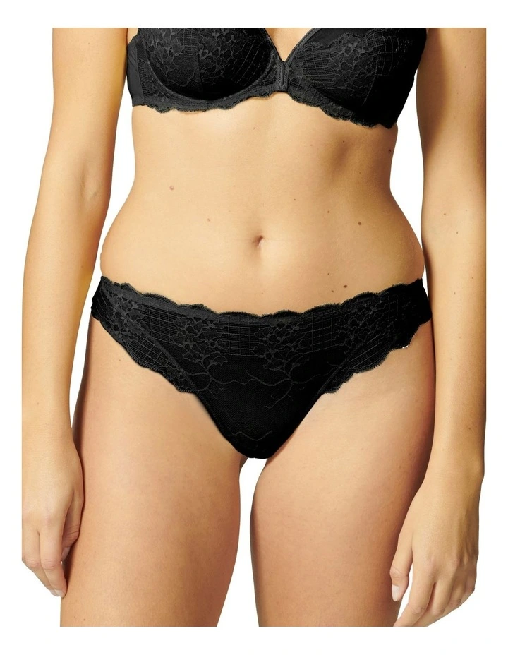 Reve Tanga in Black