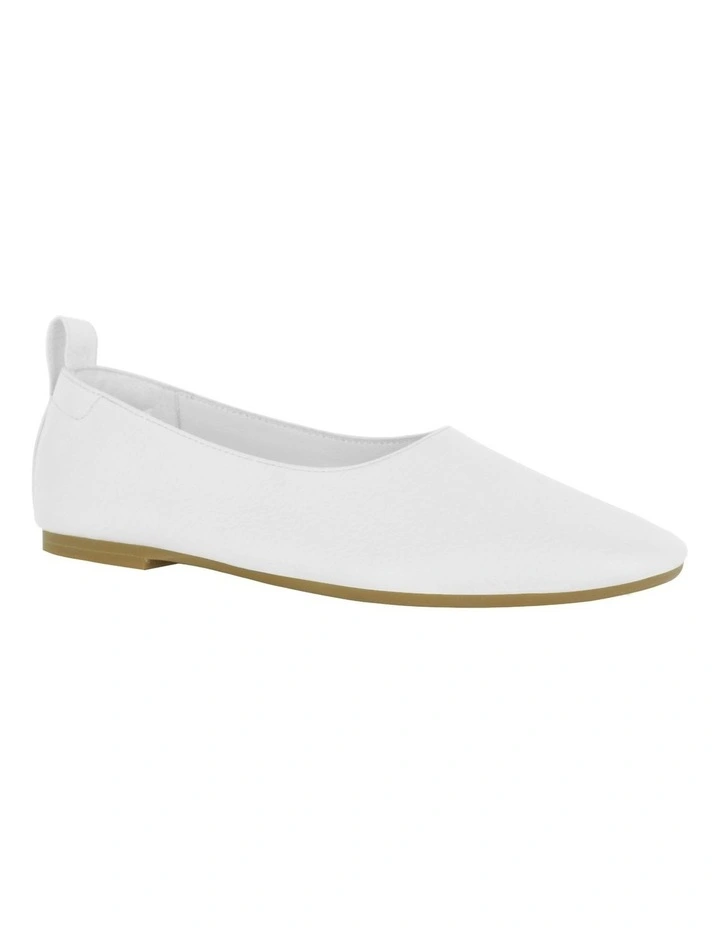 Daphne I Ballet Flats in White