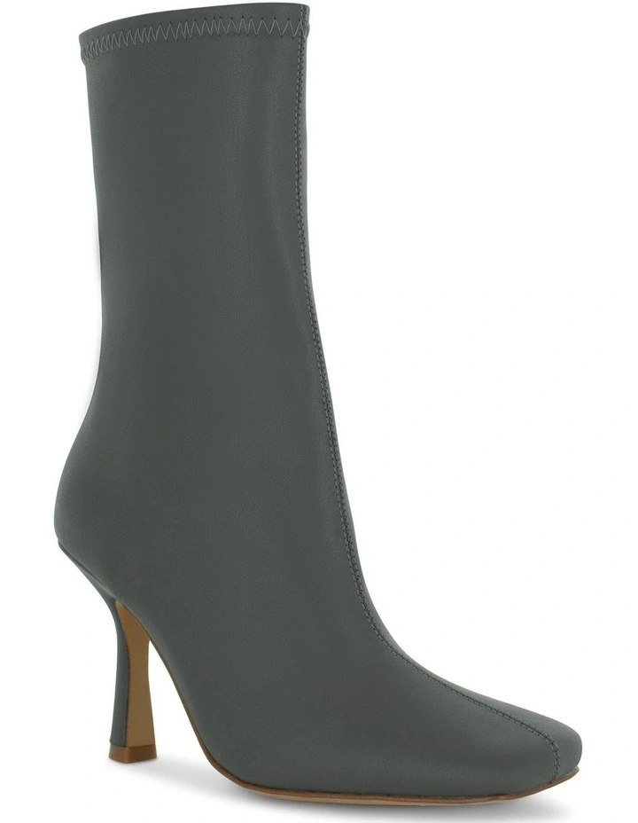Sora Boots in Graphite
