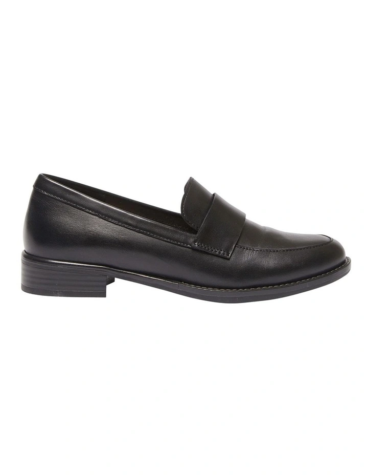 Infinity Flat Shoes in Black Leather