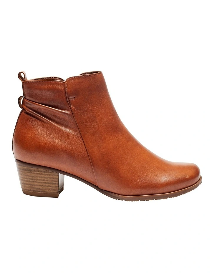 Brady Boots In Mid Brown Glove