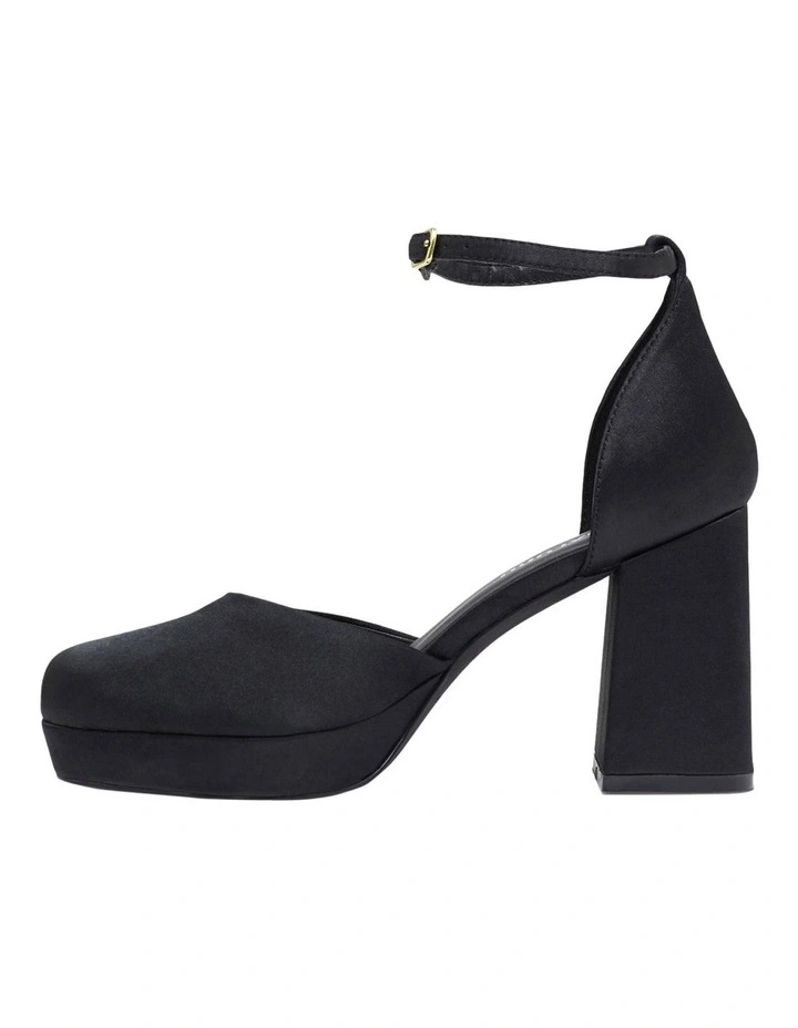 Victoria Closedtoe Platform in Black