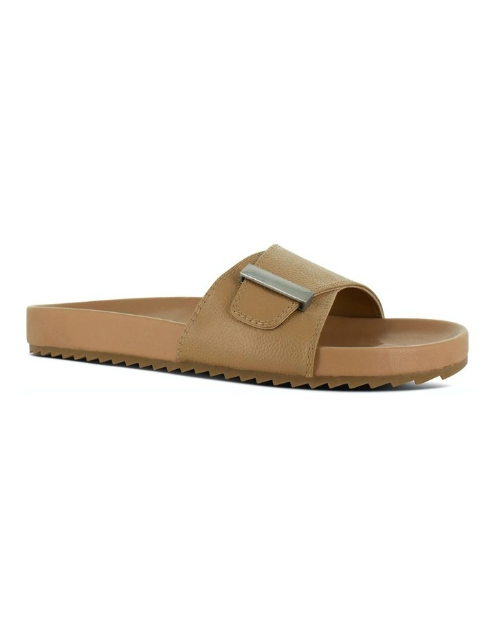 Donna I Flat Sandals in Camel