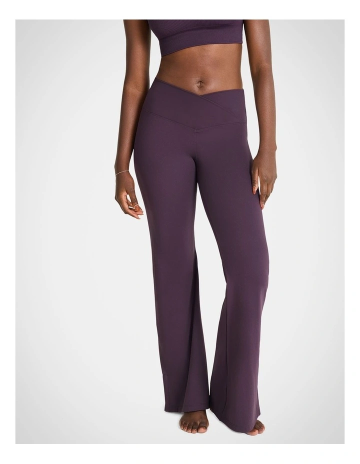 Scrunch Bum Flared Yoga Pants in Eggplant