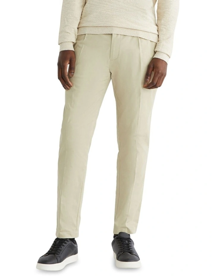 Modern Twill Tapered Pleat Pant in Cream
