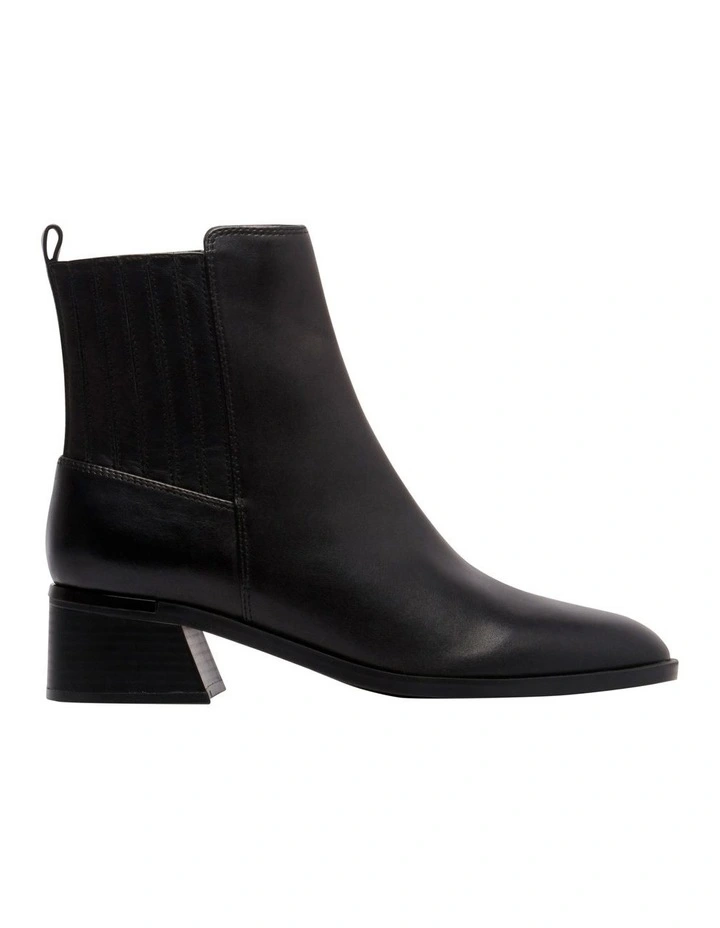 Avias Boots in Black