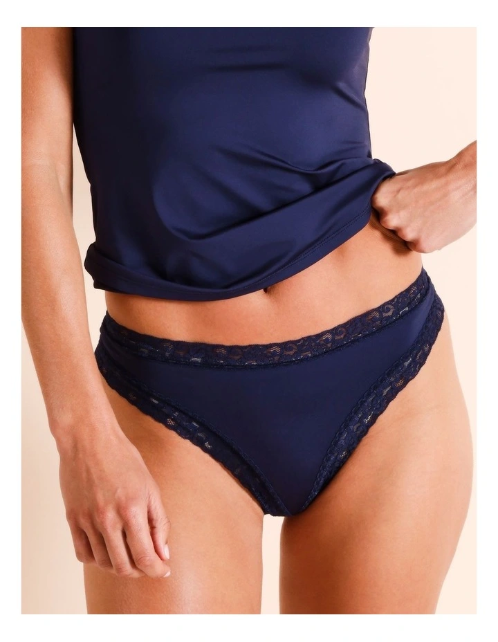 Smooth with Lace G-string in Navy