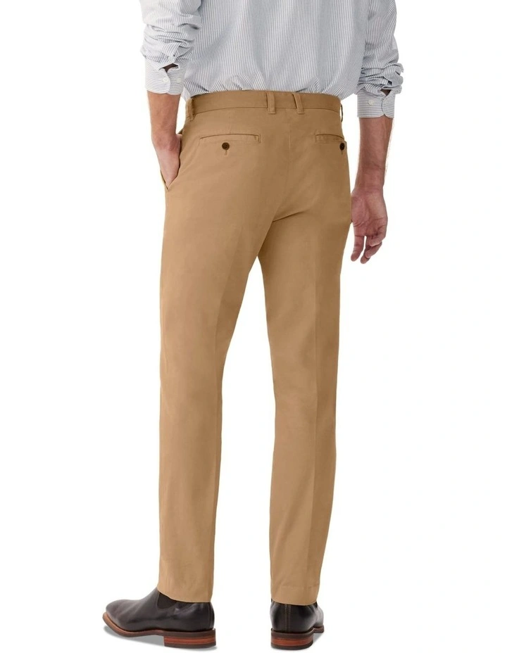 Berwick Chino in Sand