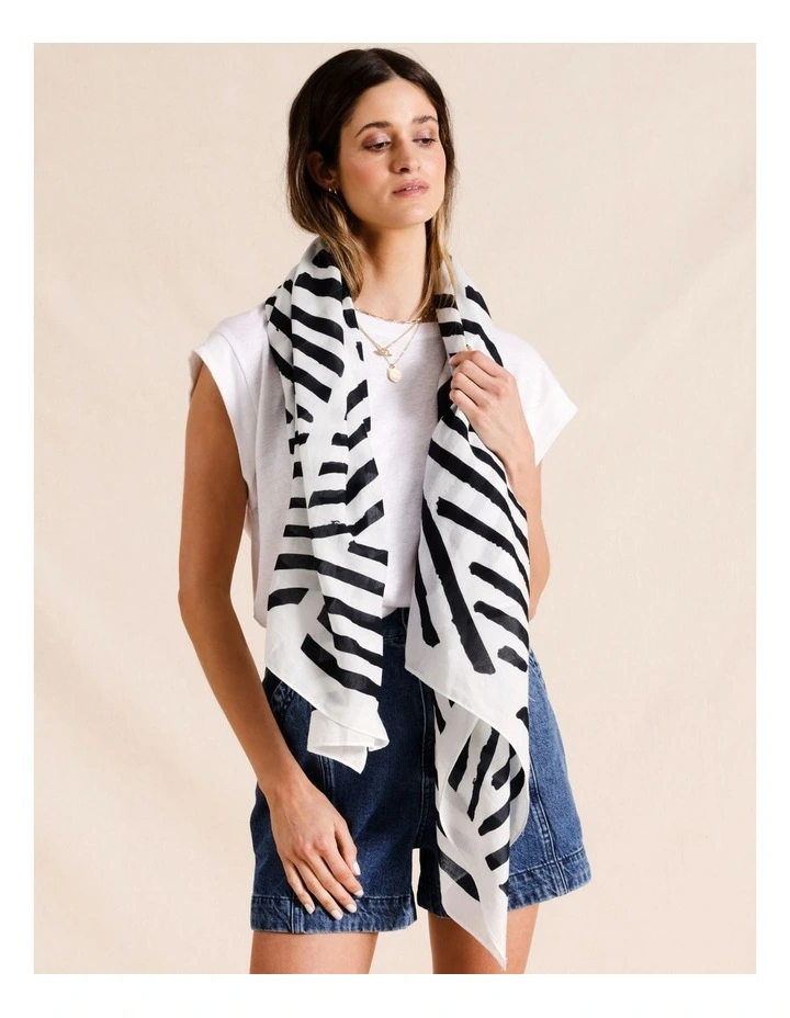 Printed Scarf in Black/White