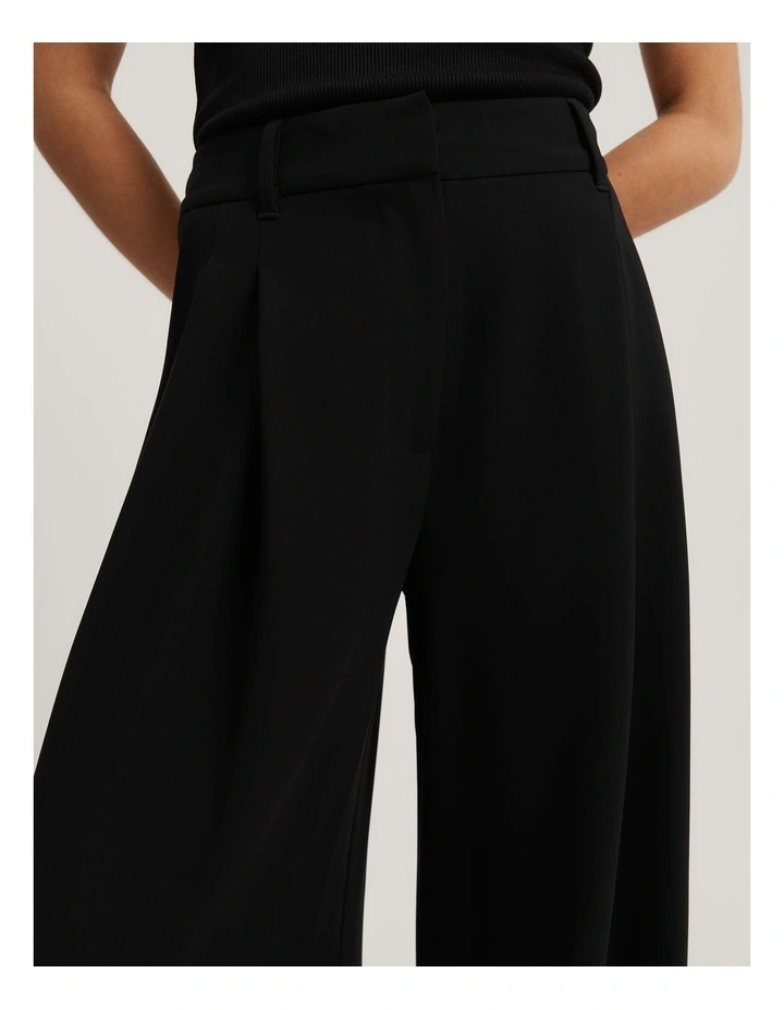 Soft Pleat Pant in Black