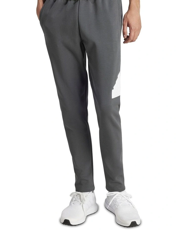Future Icons Badge of Sport Joggers in Legend Ivy