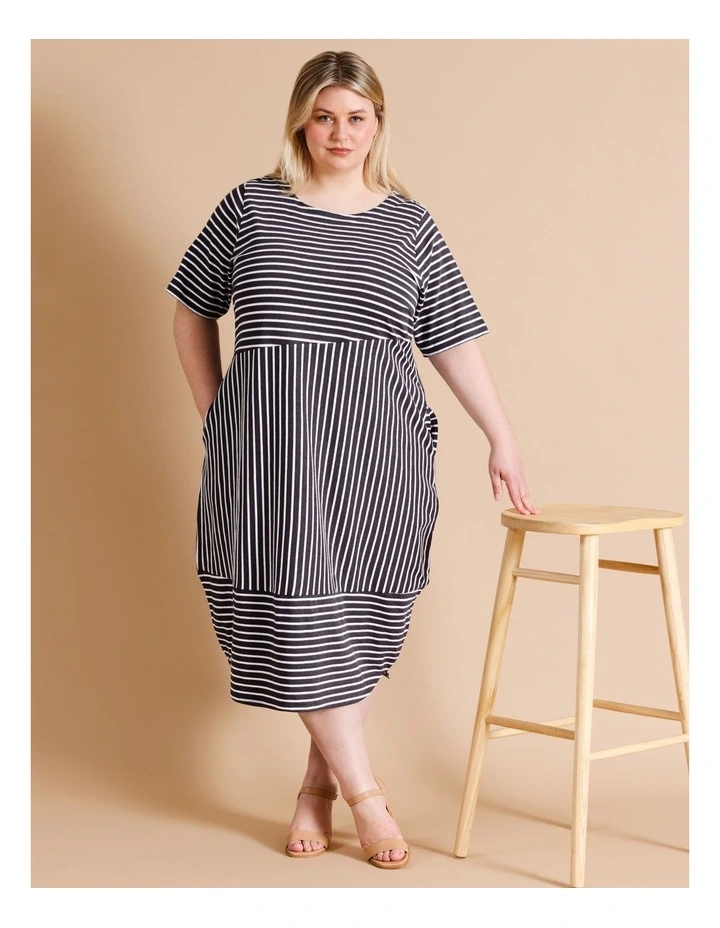 Short Sleeve Spliced Knit Dress With Pockets in Charcoal/White Stripe