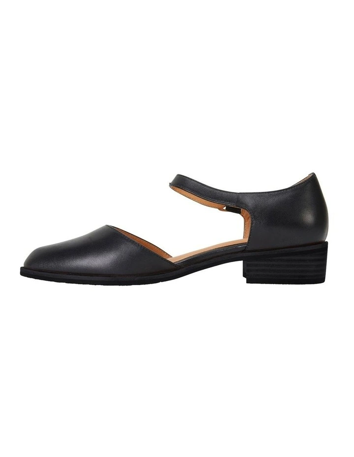 Jesinta Black Glove Flat Shoes