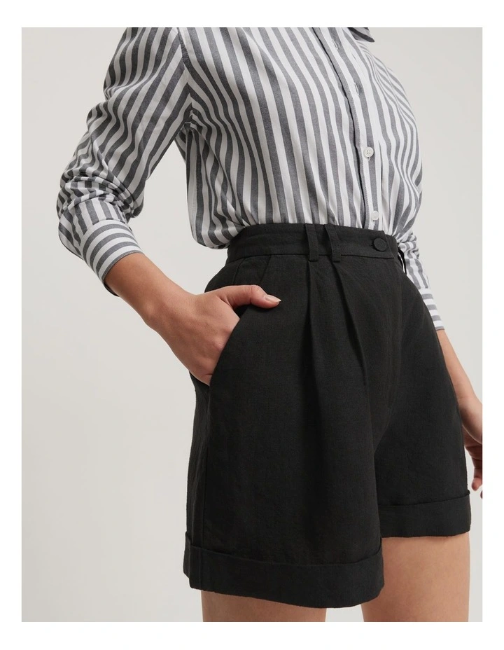 Organically Grown Linen Tuck Front Short in Black