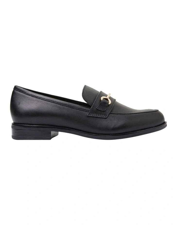 Paragon Flat Shoes in Black Leather