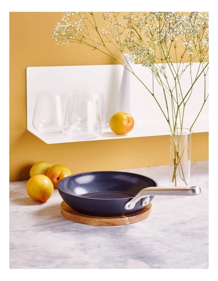 Omega Frypan 20cm in Black