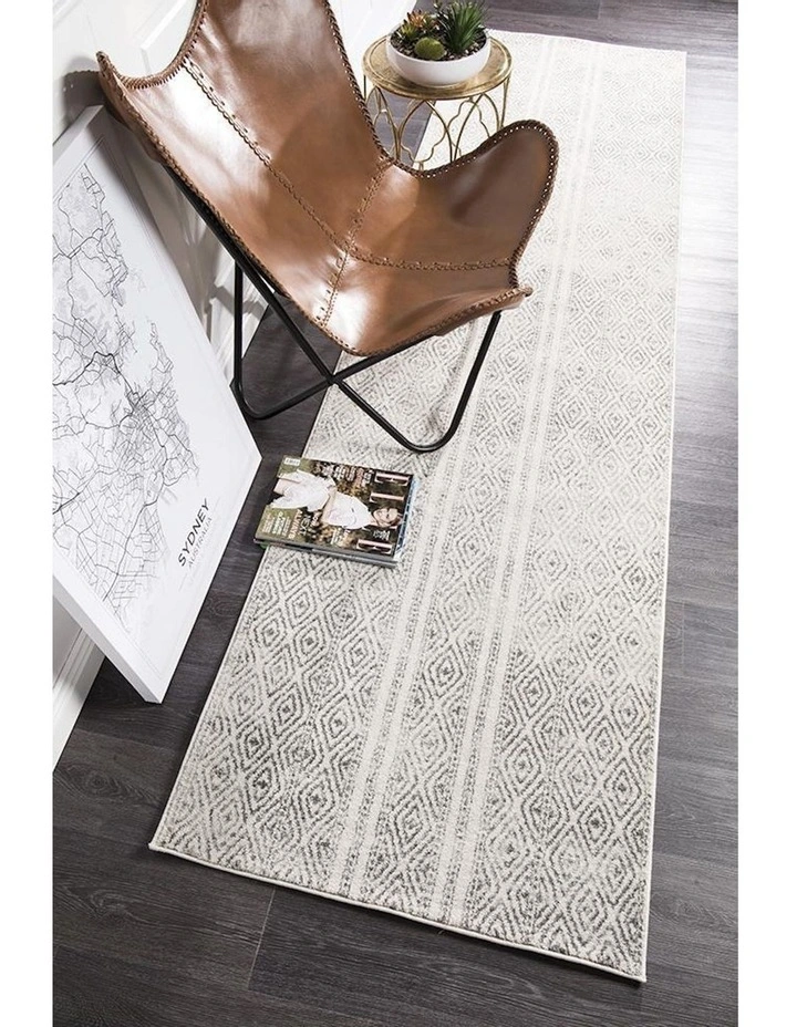 Oasis Salma Tribal Runner Rug in White/Grey