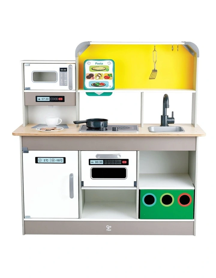 Deluxe Kitchen With Fun Fan Stove