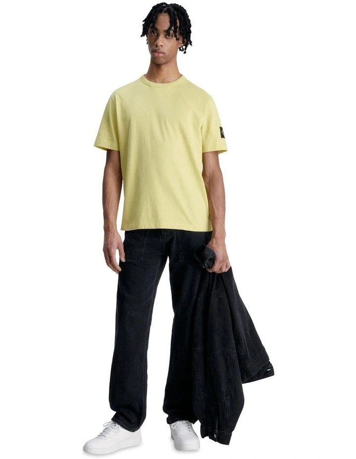 Badge Regular Tee in Yellow Sand