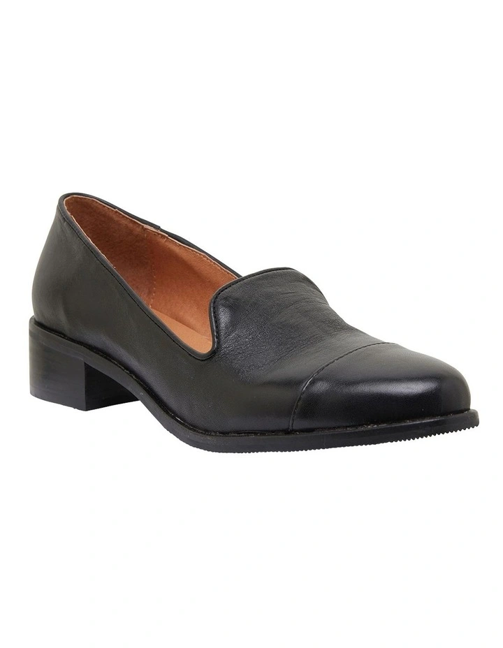 Sable Flat Shoes in Black Leather