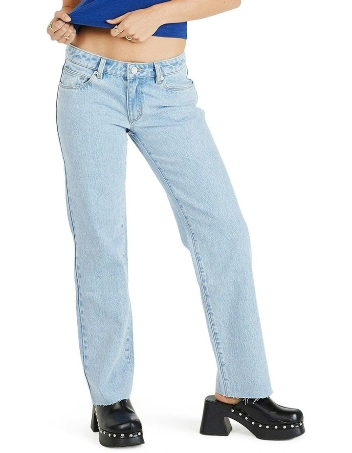 99 Low Straight Petite Jeans in Walkaway