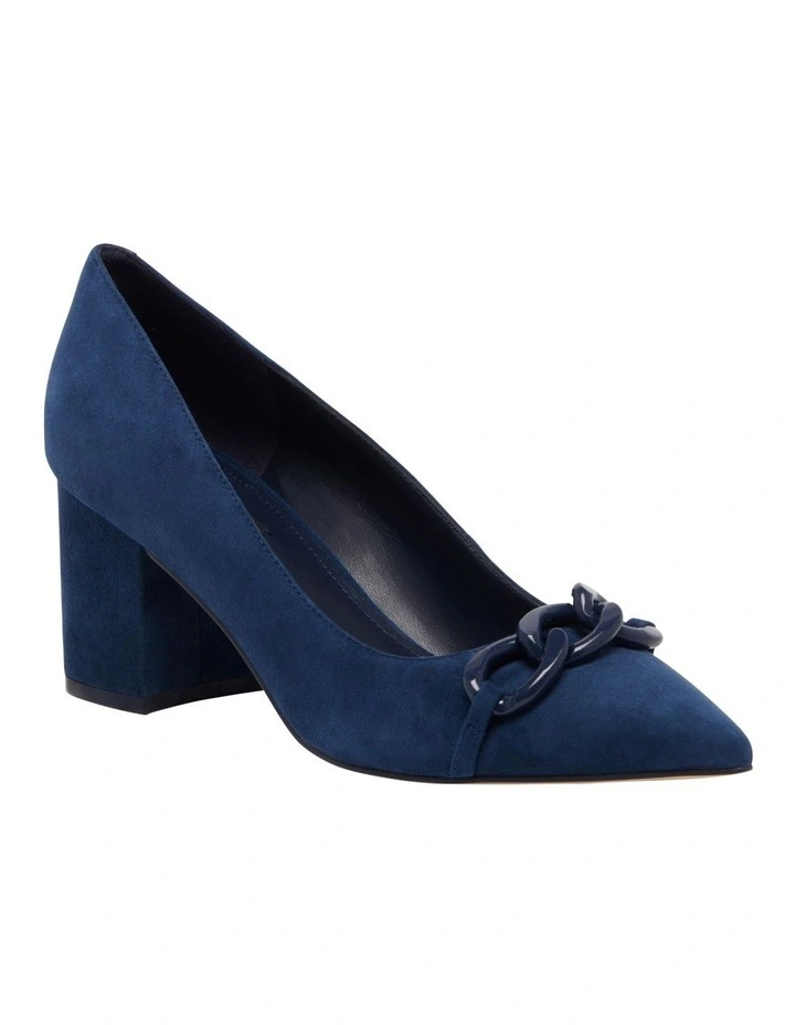Jezzie Pump in Navy