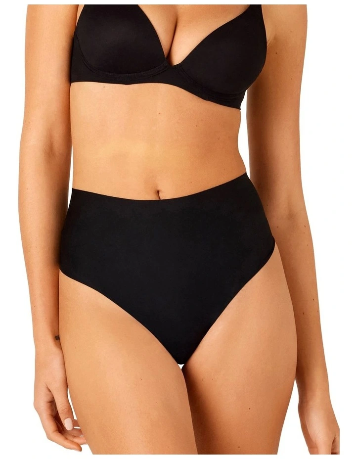 Laser Shape Waisted G-string in Black