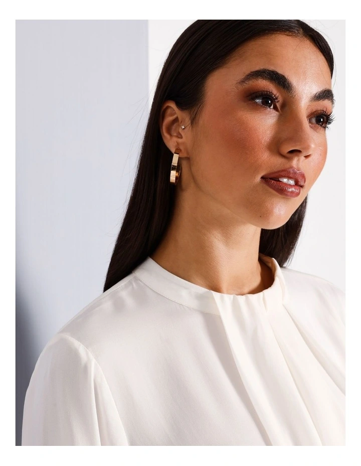 Clean Hoop Earring in Gold