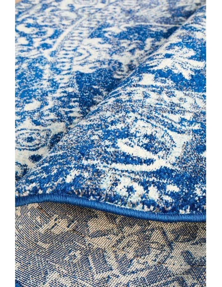 Evoke Contrast Transitional Round Rug in Navy