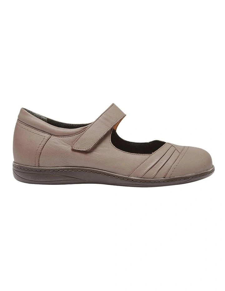 Larissa Flat Shoes in Taupe Glove