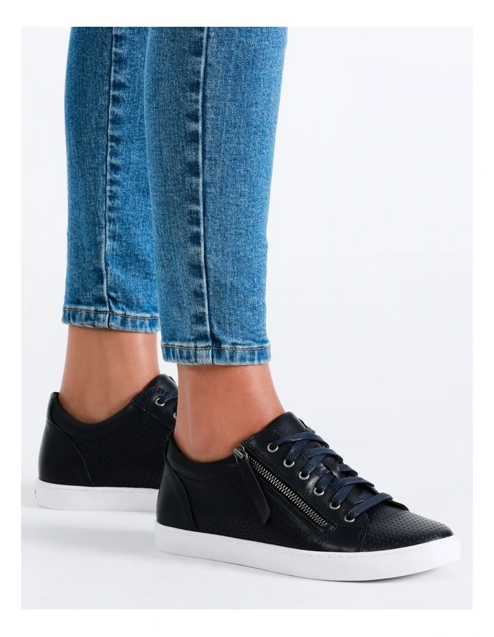 Ziggy Leather Sneaker in Navy