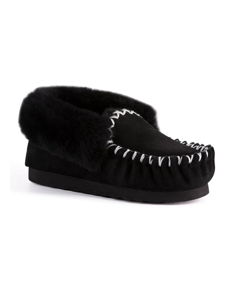 Women Hand Stitched Sheepskin Moccasin Black