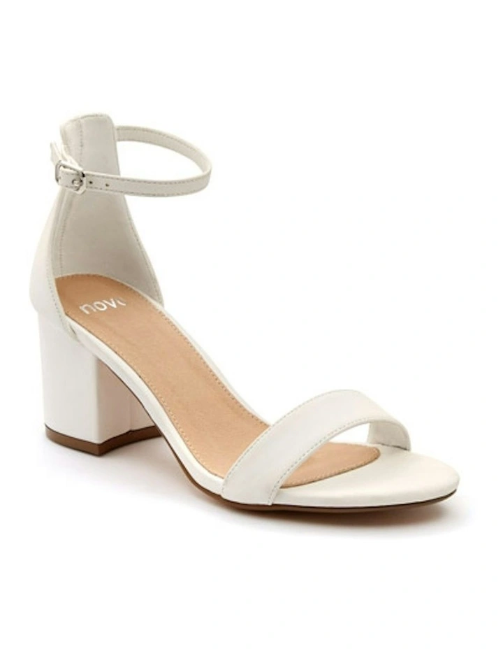 Ushaa Low Heels in White
