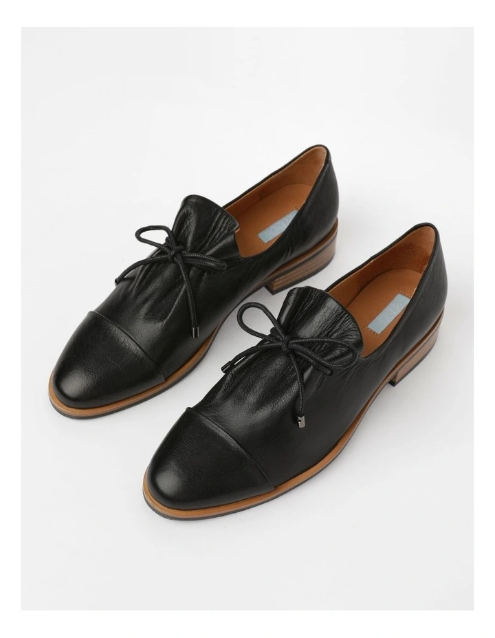 Resolved Flat Shoes in Black Leather