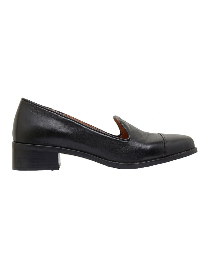Sable Flat Shoes in Black Leather