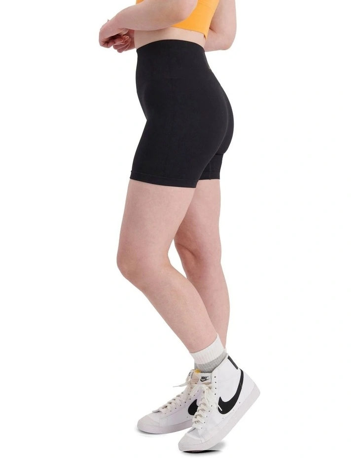 Move Seamless Hot Short in Black