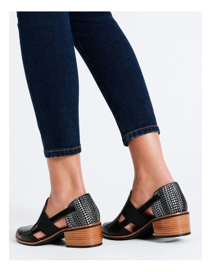 Arty Leather Flat Shoes In Black