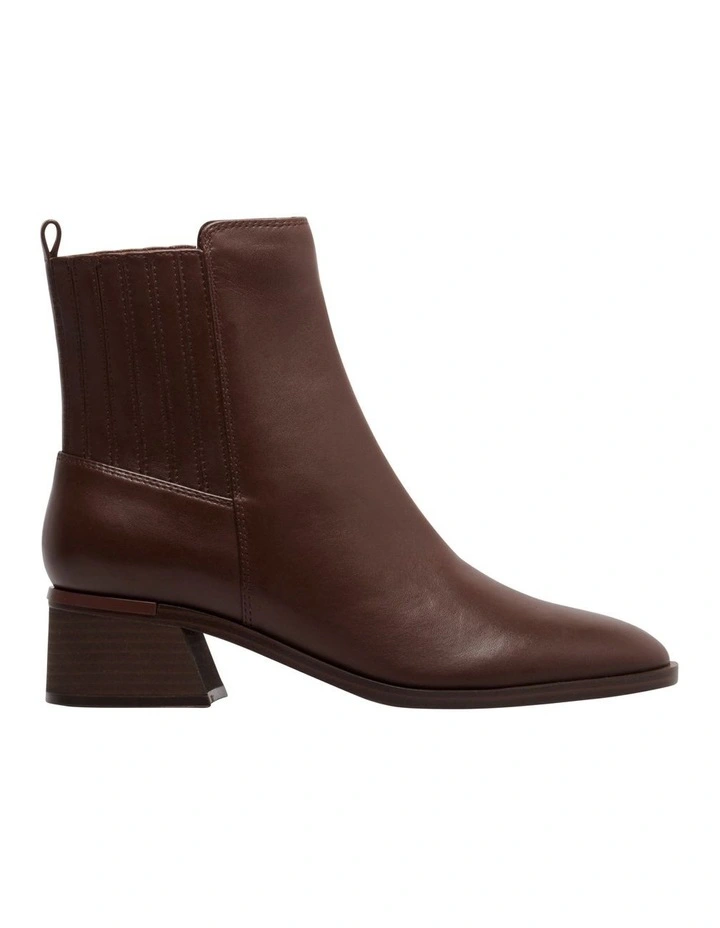 Avias Boots in Brown
