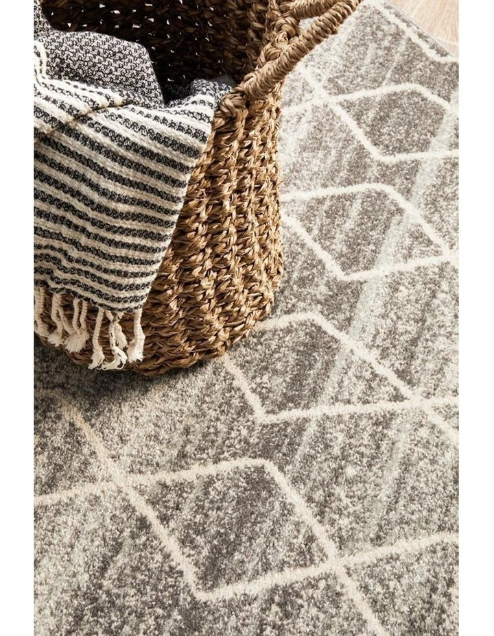 Evoke Remy Transitional Round Rug in Silver