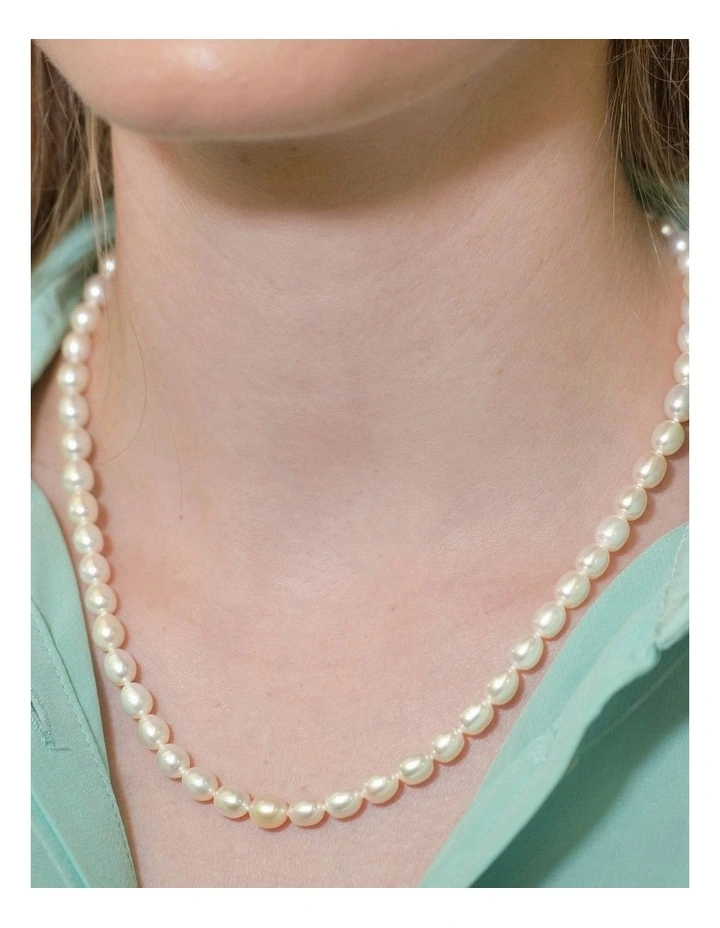 Essential Pearl Necklace in White