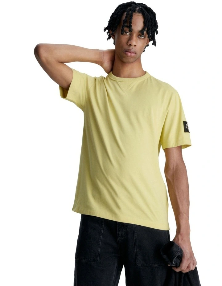 Badge Regular Tee in Yellow Sand