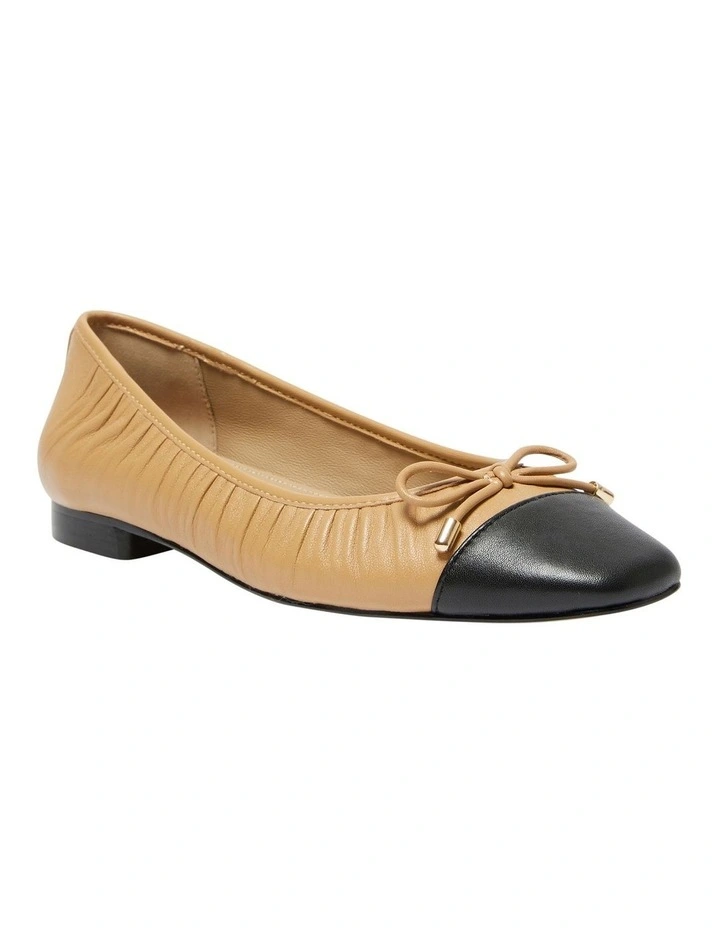 Fame Ballet Flats in Black Leather / Camel