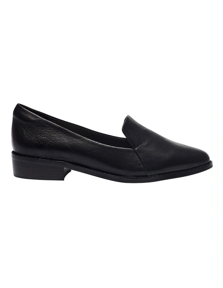 Tara Flat Shoes in Black Leather
