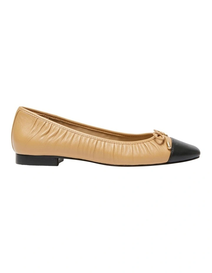 Fame Ballet Flats in Black Leather / Camel
