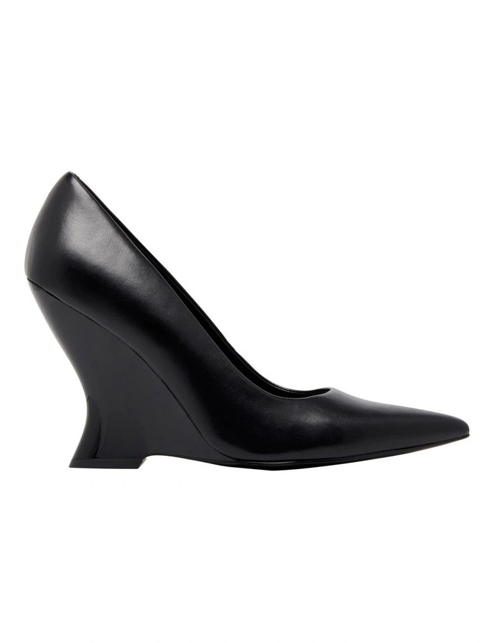 Eaava Wedge Pump in Black