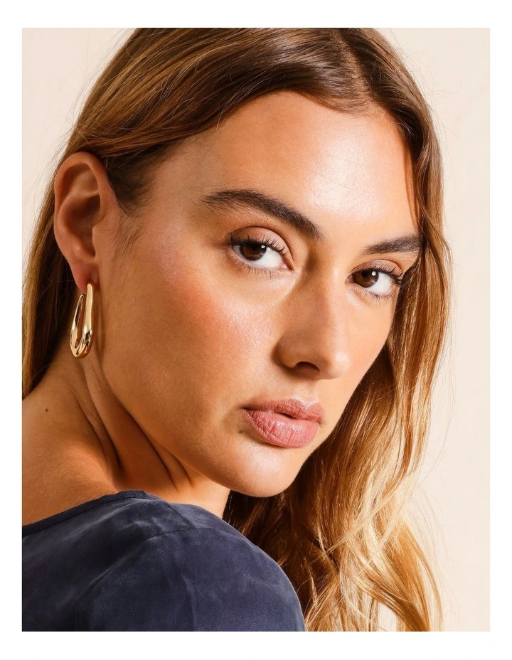 Sculptured Oval Hoop in Gold
