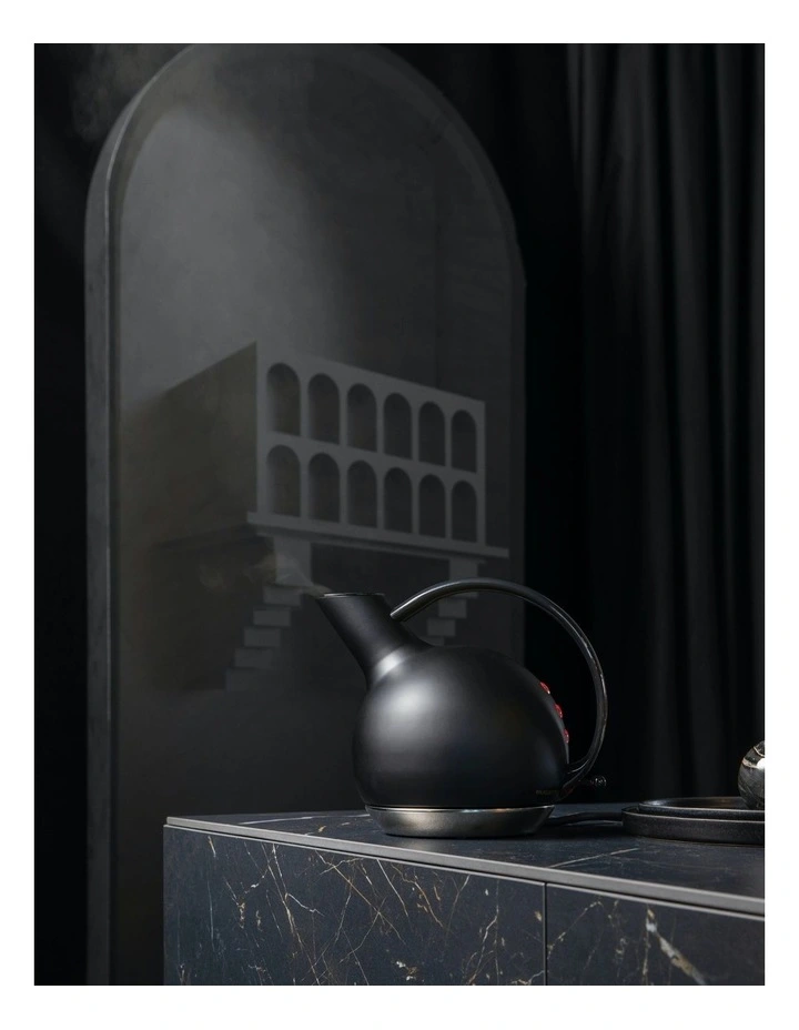 Giulietta Kettle in Matt Black