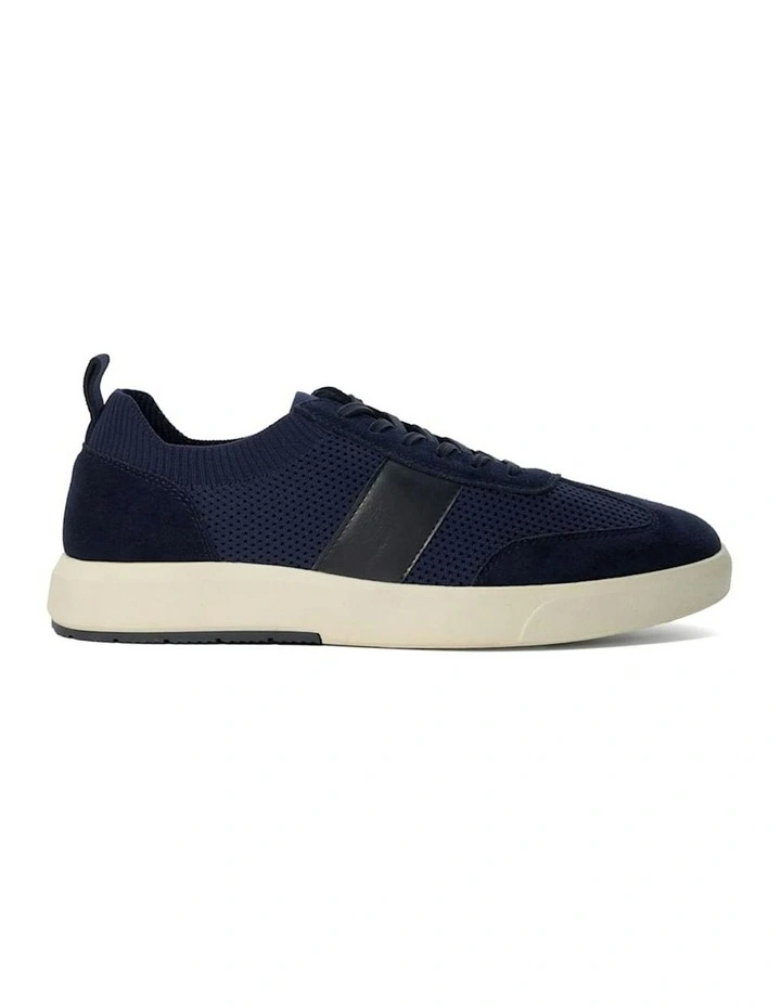 Trailing Sneakers in Navy
